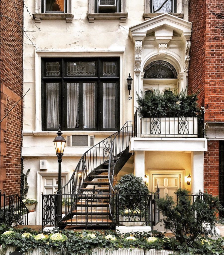 claudiabuilds's tweet photo. here’s the exterior and inspiration for my latest build 🥰 #sims4 #sims4builds #sims4house #sims4building #sims4townhouse #simshouses https://t.co/jzl8pmaidv