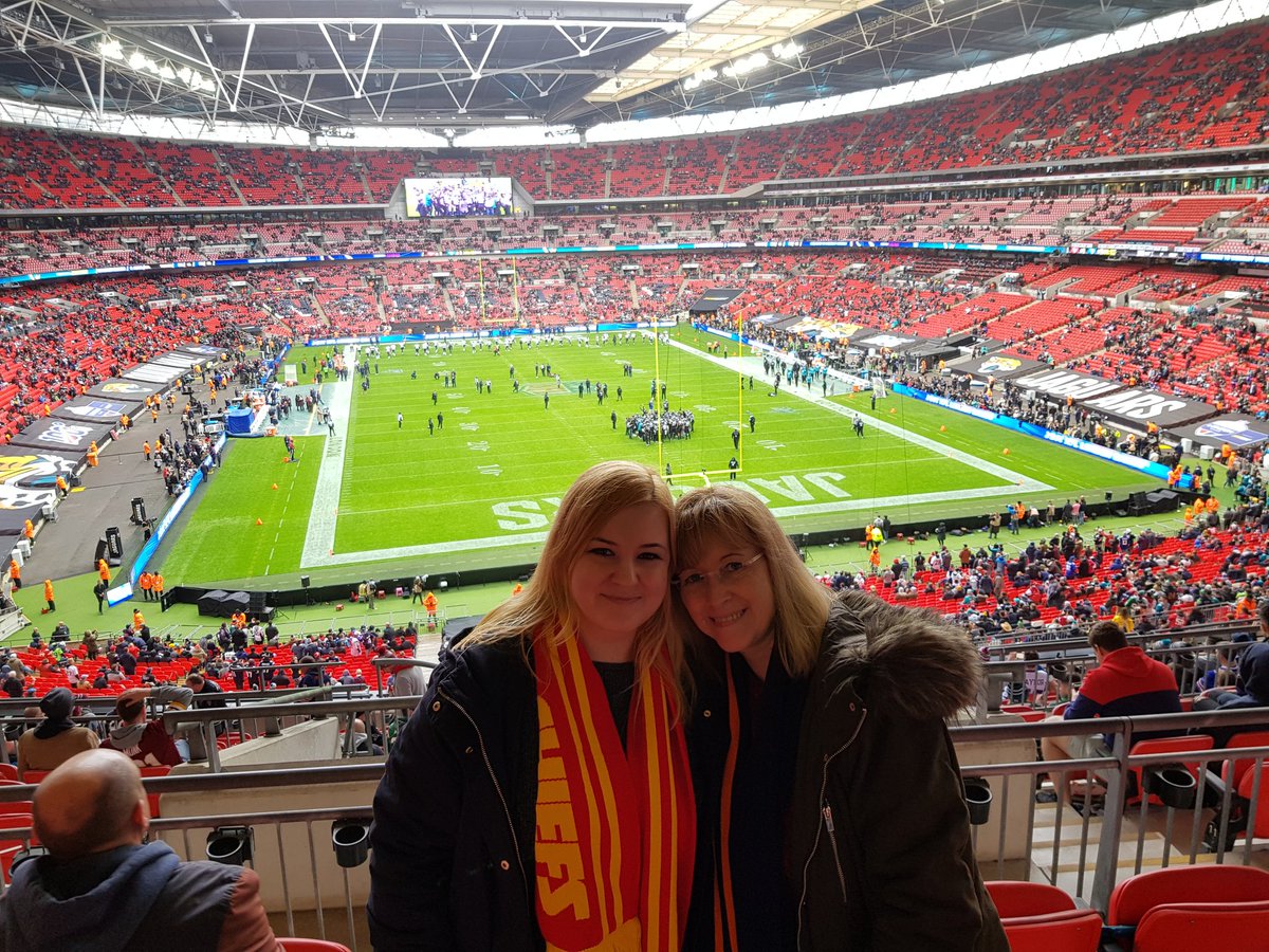 SinaGorecki's tweet photo. Unser aller erstes Football Spiel in London werden wir nie vergessen! 😊🏈 #ran100 #ranNFL #ranNFLsuechtig #NFL100 #NFL @Icke41 https://t.co/AUy8NRyBO4