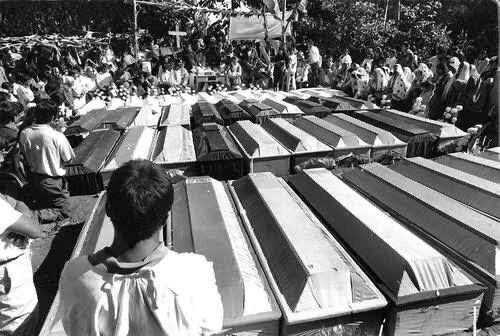 lhan55's tweet photo. Se cumplen 22 años de la masacre de Acteal, en el que 45 inocentes que oraban por por la paz fueron asesinados por paramilitares. Los responsables materiales de la matanza fueron liberados y a los intelectuales nunca se les juzgó. Aquí la historia https://t.co/Aw0wMemnuw https://t.co/5GZ01zaXOU