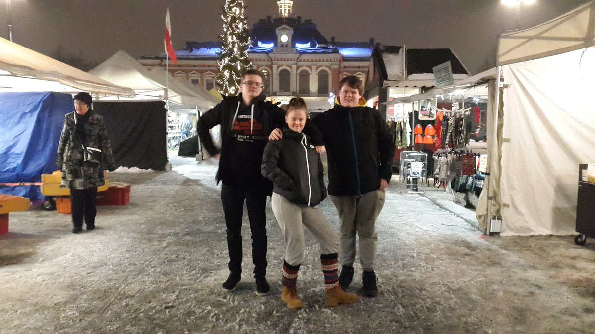 natuspasj's tweet photo. Käytiin #kuopio n torilla katselemassa joulumarkkinoita. Ja oli myös #lunta https://t.co/xLmHPJ5iI6
