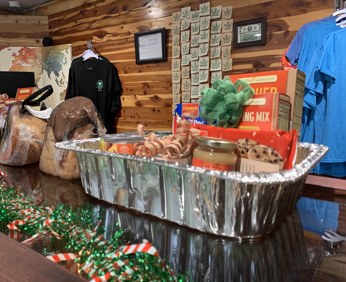 KTULNews's tweet photo. UNLIKELY PAIRING: A church and dispensary in Dewey working together to give meals to families in need around town. 

The pastor said he never thought in a million years something like this would happen, but helping others is what really matters. https://t.co/dvVvuHv2WZ