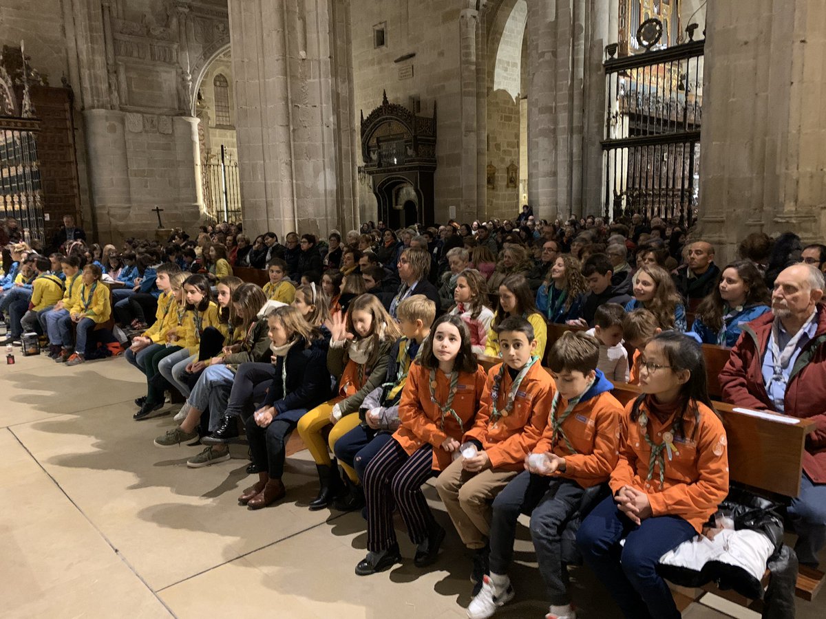 iglesiarioja's tweet photo. Celebración de la Luz de La Paz de Belén en Santo Domingo de la Calzada organizada por el Movimiento Scout Riojano - MSC @scoutsmsc 
#LPB2019
#scoutsmsc https://t.co/noSjXcVv9h