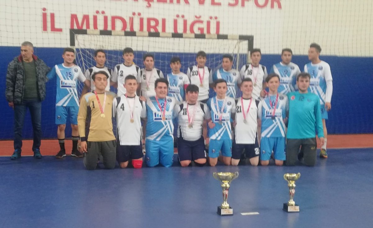 Aksaray spor salonunda oynanan Kulüpler arası hentbol il birinciliği müsabakaları sona erdi. 
<a href="/hamzayerlikaya/">Hamza Yerlikaya 🇹🇷</a> <a href="/mehbaykan/">Mehmet Baykan</a>