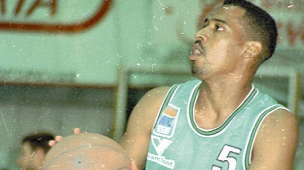 GyECR's tweet photo. 🏀 #Moten mantiene vigente el récord de puntos en un mismo partido en #LaLiga 🇦🇷: El 2 de mayo de 1993 convirtió 63 puntos ante GEPU (San Luis), en el Socios Fundadores, por el cuarto juego de semifinales de aquella temporada donde @GyECR cayó 113-109.
¡Felicidades, Andrew! 💪🏼 https://t.co/ga80VpB1O2