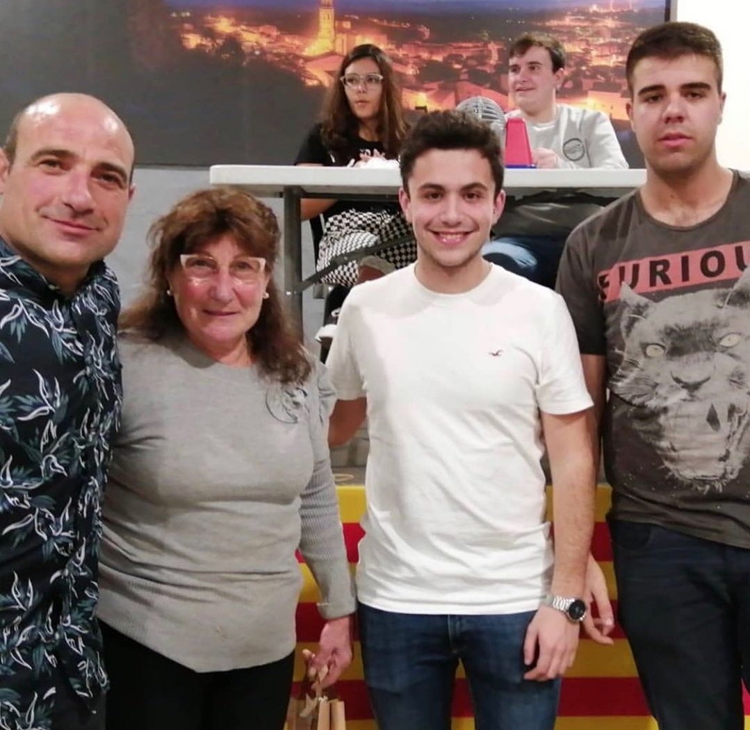 joveselcoc's tweet photo. Ahir a la xocolatada i bingo vam recaudar 490€! diners destinats a la #lamaratotv3
 Gràcies a tots els assistents i a @postureiglleida per donar-nos xapes solidàries. Agraïr també a tots els negocis d’Almenar per ajudar-nos amb els premis🎉 https://t.co/5y9By0IdZA