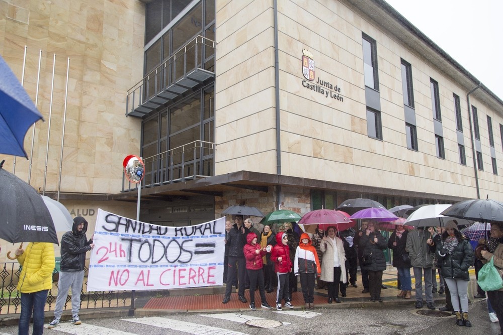 diariodeburgos's tweet photo. Protesta contra el cierre del centro de salud de Quintanar https://t.co/JBDyG17zYM https://t.co/gf2RB9kn3U