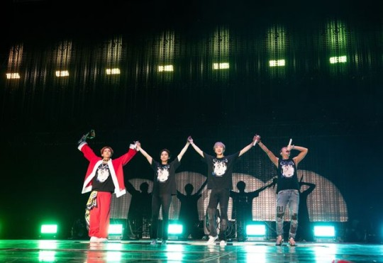 _suzino's tweet photo. "WINNER, Touched by Jakarta Fans' Blue Wave During Their Asia Tour “I don’t think I’ll ever be able to forget this feeling” "
#위너 #WINNER
https://t.co/IiDxCkxpFK https://t.co/jyiK8k2rVc
