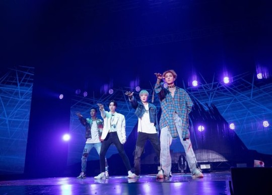 _suzino's tweet photo. "WINNER, Touched by Jakarta Fans' Blue Wave During Their Asia Tour “I don’t think I’ll ever be able to forget this feeling” "
#위너 #WINNER
https://t.co/IiDxCkxpFK https://t.co/jyiK8k2rVc