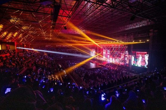 _suzino's tweet photo. "WINNER, Touched by Jakarta Fans' Blue Wave During Their Asia Tour “I don’t think I’ll ever be able to forget this feeling” "
#위너 #WINNER
https://t.co/IiDxCkxpFK https://t.co/jyiK8k2rVc