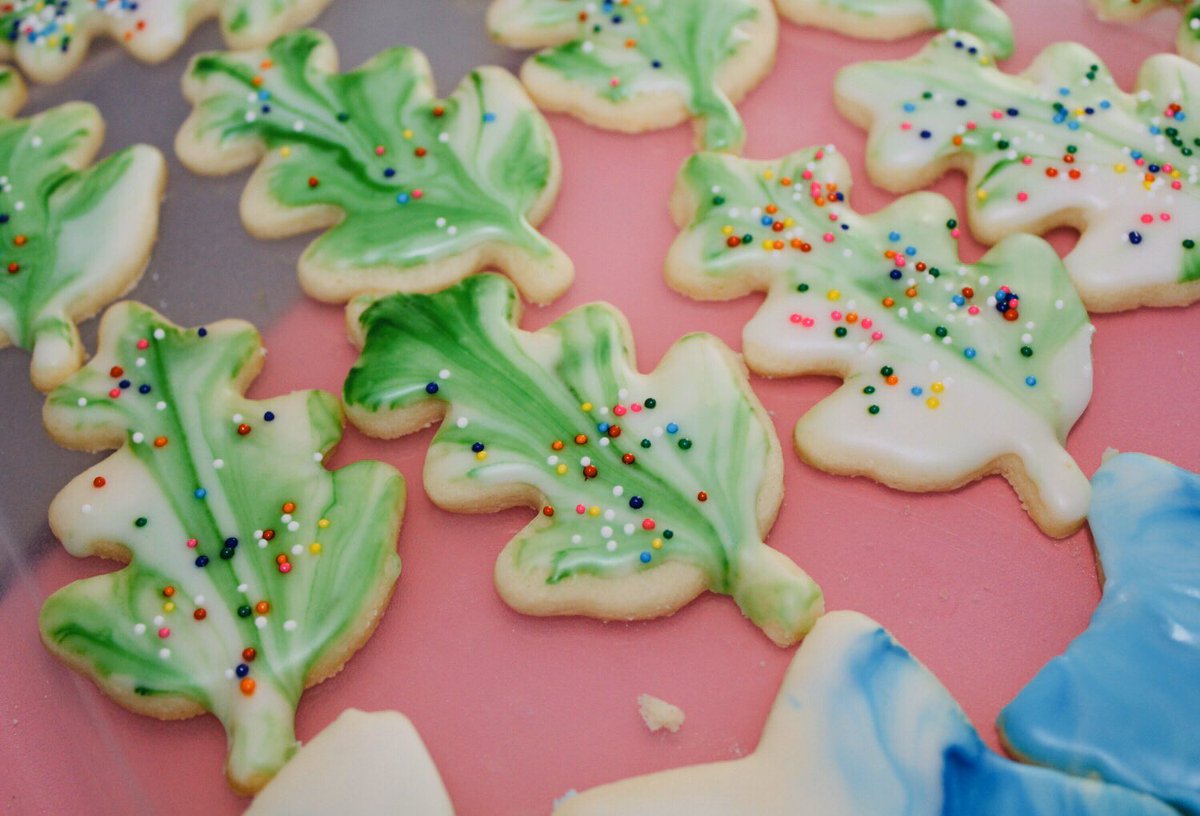 chewysuz's tweet photo. Happy Holidays #ChristmasCookies #ChristmasTree #SugarCookies #MerryChristmas https://t.co/egVPb2vgCN