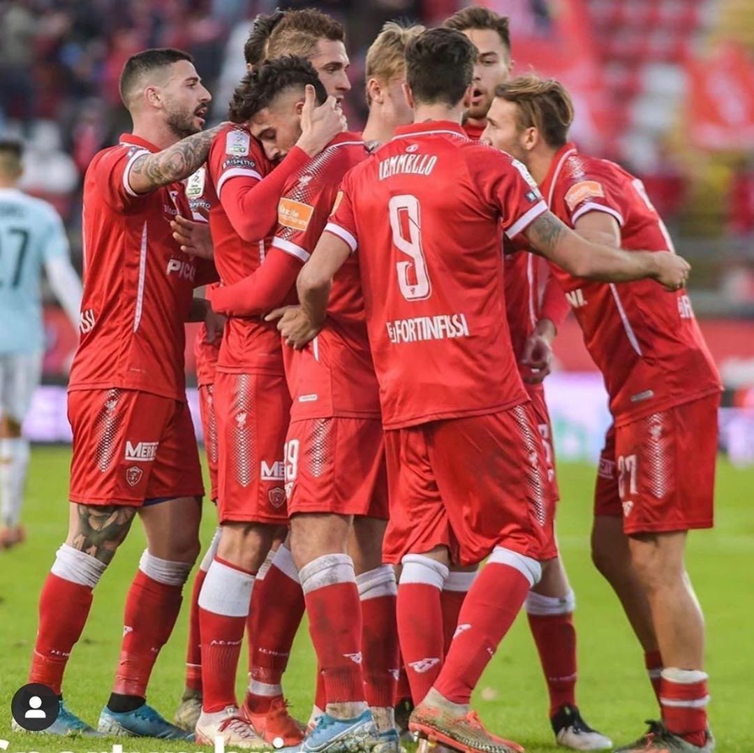 iemme99's tweet photo. 💪⚪️🔴 Di forza, di gruppo, insieme riprendiamo la nostra corsa!

#ForzaGrifo
#PERENTperugia https://t.co/XdYU06SaEt