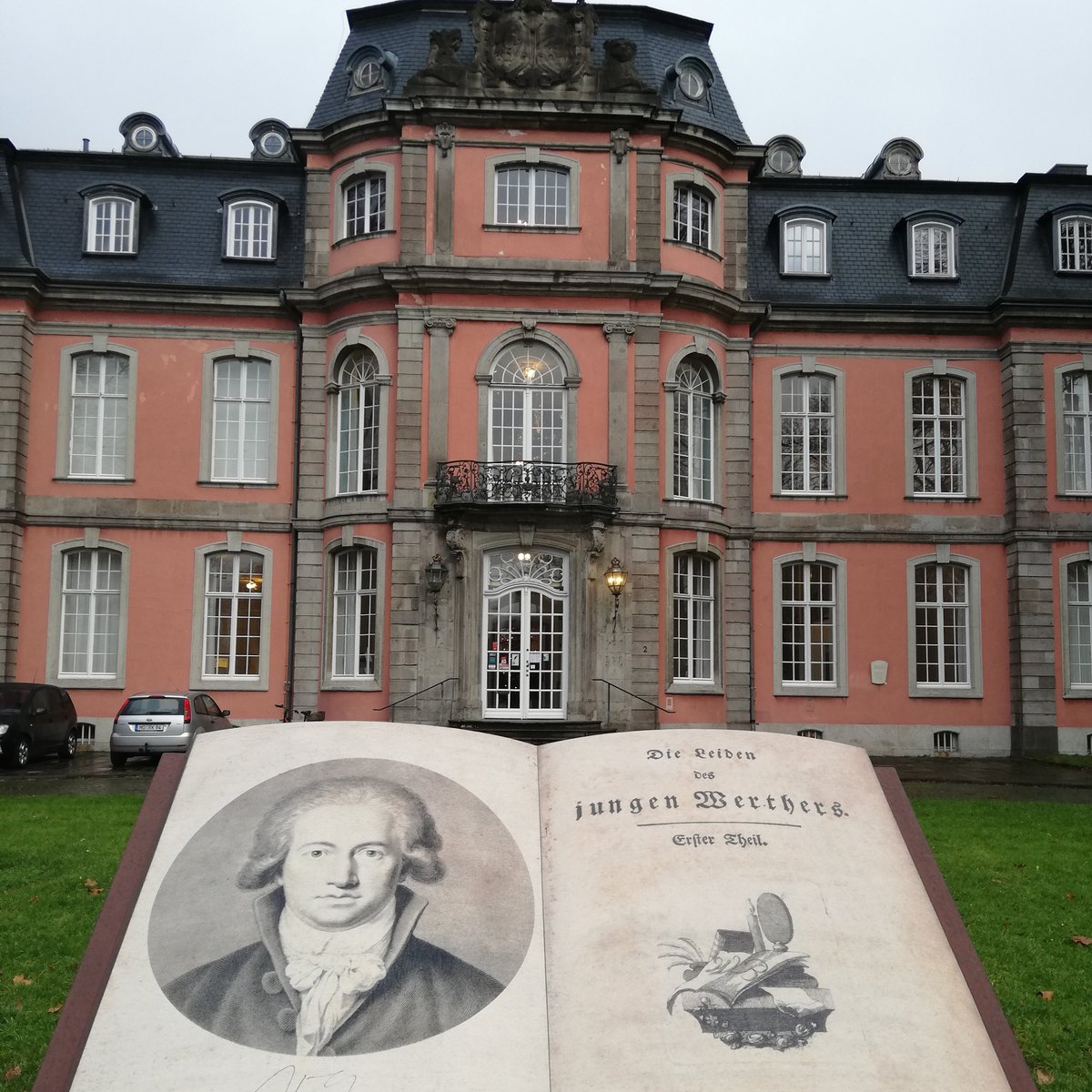 DuMeineGoethe's tweet photo. Heute waren wir im verregneten Düsseldorf und besuchten das Goethe-Museum. Hier findet man interessante Einsichten in Goethes Handschriften, Briefe, seine Farbenlehre und viel, viel mehr. Sehr empfehlenswert! 👌
#literarischelifehacks #düsseldorf #goethemuseum #museum #regen https://t.co/pPZmLv7lPT