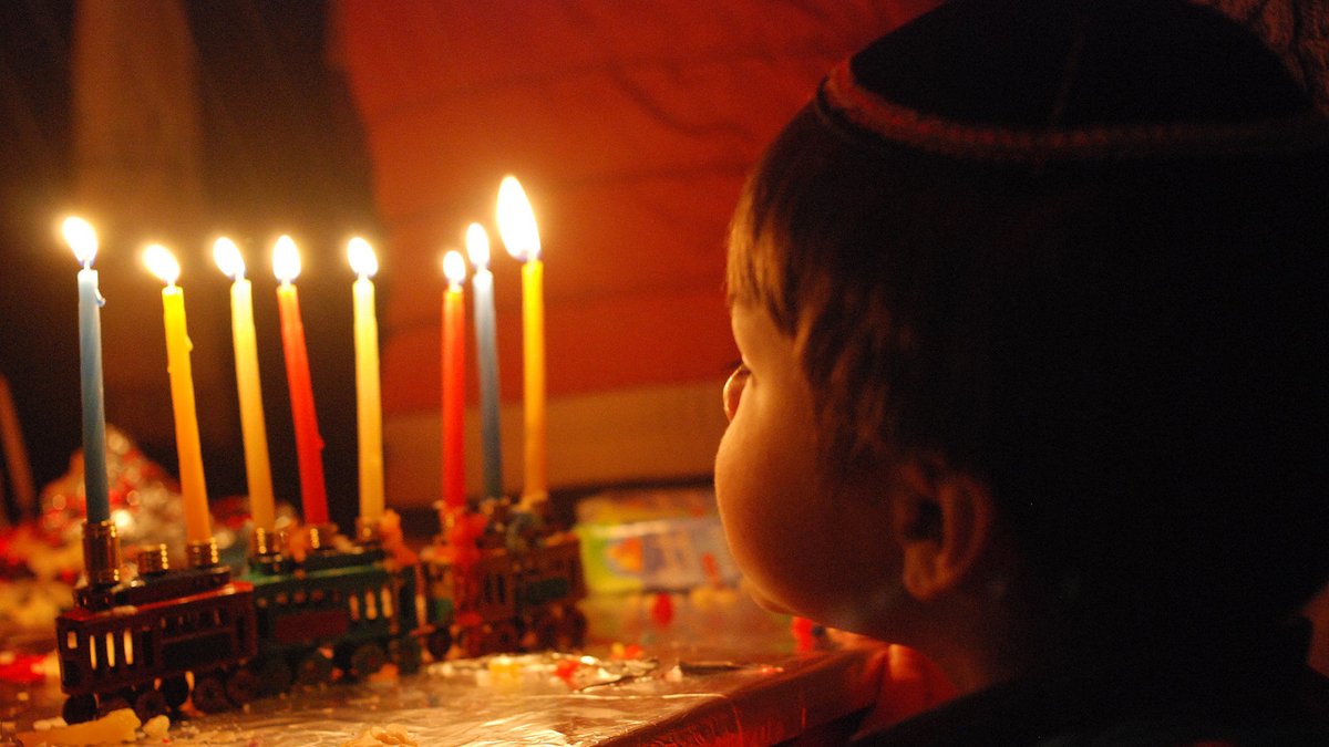 Premiermoving's tweet image. May love and light fill your home and heart at Hanukkah.
#HanukkahSameach #HappyHanukkah