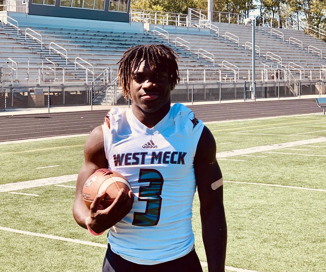 .<a href="/WestMeckSports/">West Mecklenburg Athletics</a>' RB <a href="/_goldenn3/">JT</a> played in the <a href="/qc_seniorbowl/">Queen City Senior Bowl #WeHaveCharlotte</a> Saturday after a brilliant senior year. He's now a finalist for <a href="/theobserver/">The Charlotte Observer</a> #UPOTWCLT

Vote below

charlotteobserver.com/sports/high-sc…