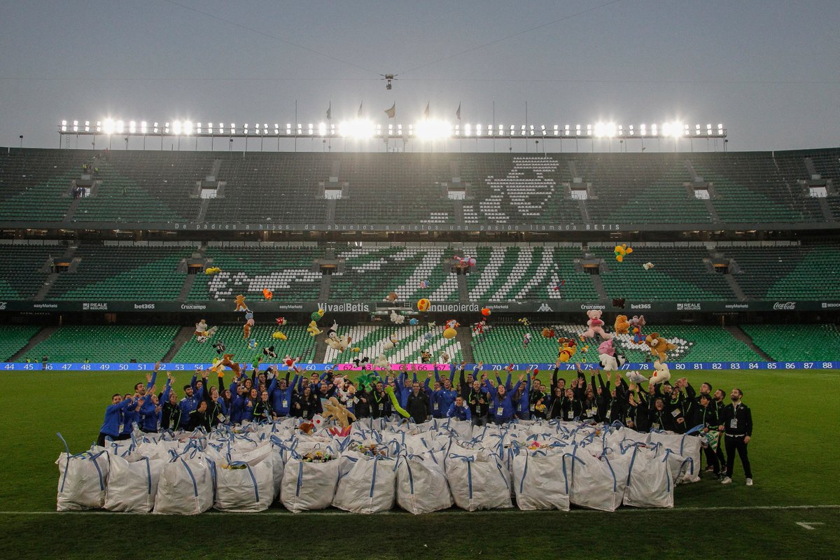 RealBetis's tweet photo. 🔝🔝🔝🔝🔝🔝🔝

Gracias, gracias y gracias. Vais a hacer muy felices a un montón de niños y niñas con vuestros peluches. https://t.co/GXzi327SNE