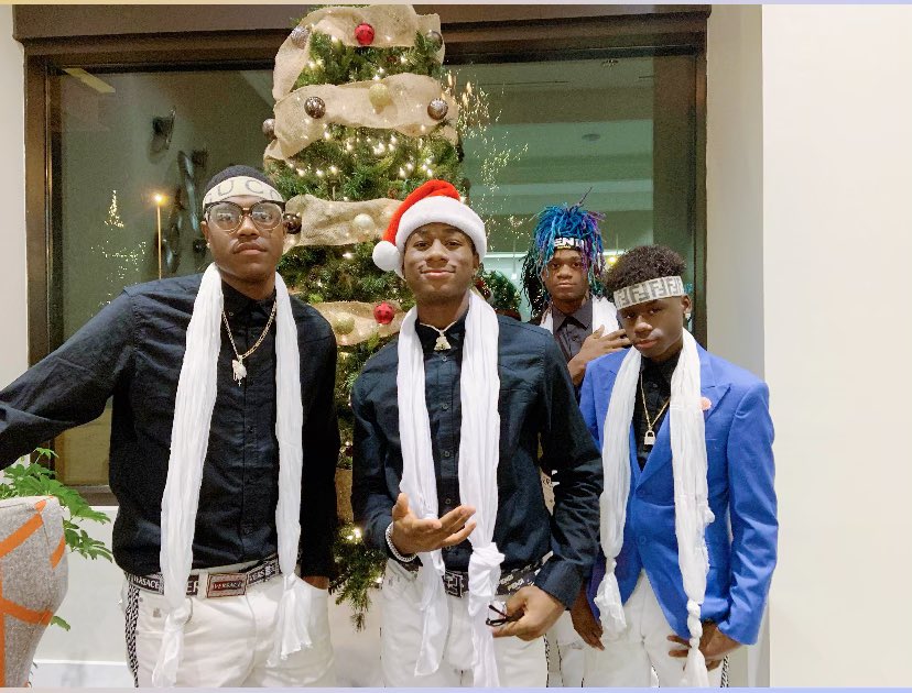 VibeeMusik's tweet photo. H A P P Y  H O L I D A Y S❤️❤️❤️❤️ from us to youuu!!!! https://t.co/ZyArKf3S32