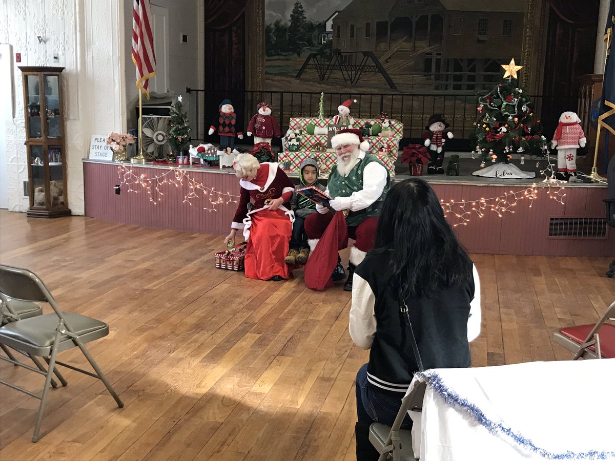 WMUR9's tweet photo. Amazing generosity in #Barnstead today where 200+ kids are getting presents from Santa as part of the police department’s “Operation Santa Claus”. More at 530/6 on @WMUR! via @MikeCroninWMUR https://t.co/cQlecBkJIB