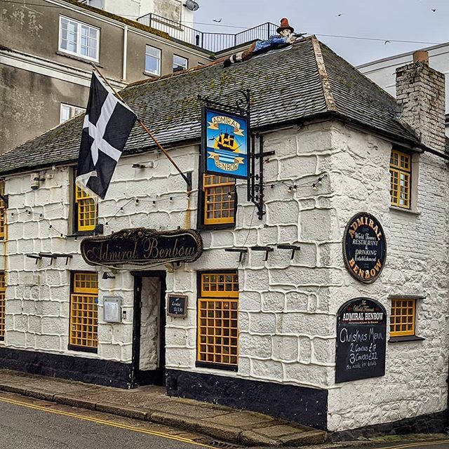 theTravelMemoir's tweet image. Penzance is also known for the comic opera Pirates of Penzance, a popular comic opera that premiered in New York in 1879 and London in 1880. In this photo, more the pirate on the rooftop and the Cornwall flag. #tech4travel
___
#tech4tea #t4tReviews #ttm … ift.tt/2ZfIiN5