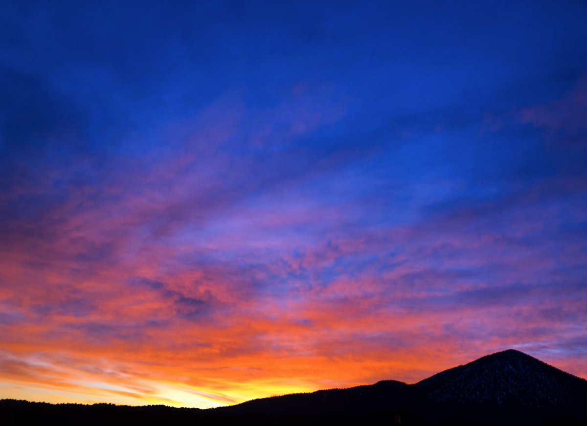Sunrise above the Cinder Hills, Northern Arizona, Flagstaff Arizona. “Everyone gets to see a sunset but fewer get to watch a sunrise”  🌅  #Sunrise #Arizona #Cinderhills #Cindercone #Flagstaff #earlybirds