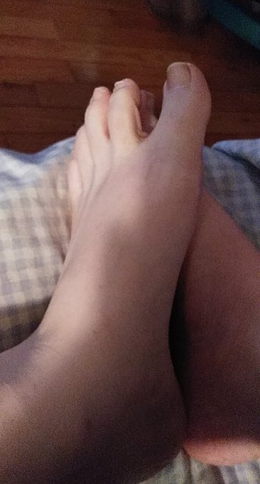 Don't be afraid to send. (: We could have some great conversations once you do. Empty your wallets and<a href="/tag/findomme"class="tags"><span>#findomme</span></a><a href="/tag/paypig"class="tags"><span>#paypig</span></a><a href="/tag/footworhip"class="tags"><span>#footworhip</span></a>