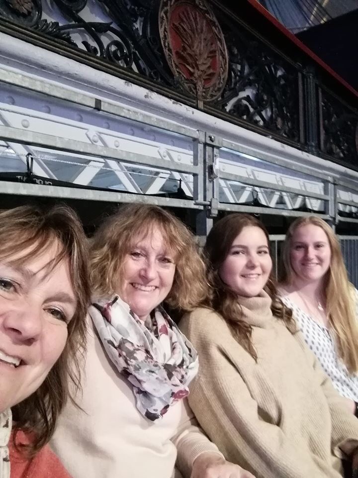 TracyWilson8's tweet image. Olympia you&apos;re awesome - we&apos;re loving it ❤️🐴 #olympiascreen #OlympiaHorse2019 #girlstripoutfromCornwall 🤣