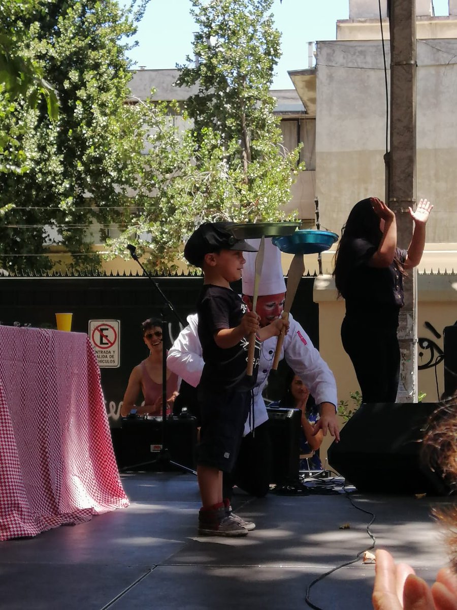 🇨🇱 #DELIRIOCULINARIO Hoy Giorgio Peperonne divirtió con sus recetas a las niñas, niños y la comunidad de la zona cero. Muchas gracias a la organización de Festival de Colores por invitarnos a participar #arribalosqueluchan #PlazadelaDignidad #CabilditoCultural #estonoprendio