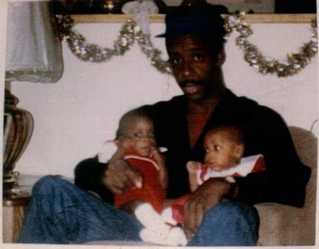 NightSkinGirl88's tweet photo. In honor of Kenya Barris' idiotic statements about genetics "making sense" can we start a trend of black folks dropping pics of their family producing multiple shades? My mom, dad, & TWIN bro are all darker than me. This is something Kenya claims isnt possible π #BlackGenetics https://t.co/gMtXgUnh4l