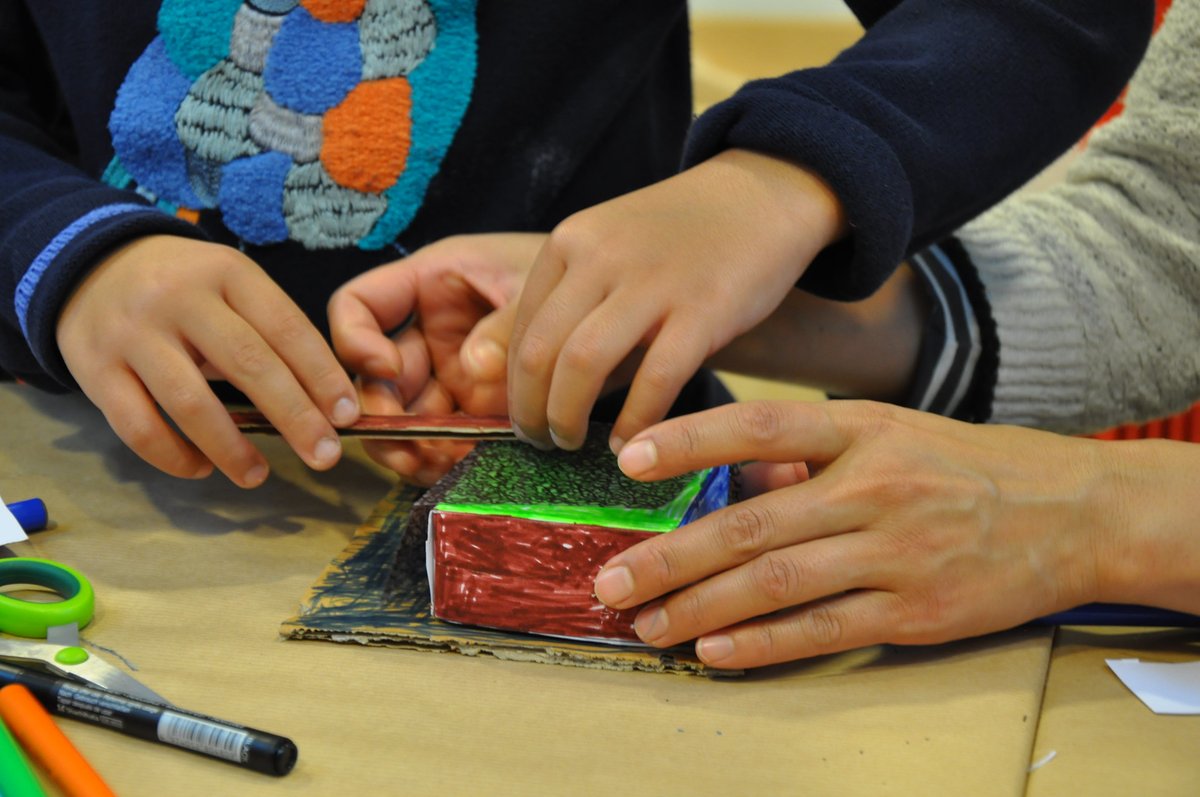 lesptitsarchis's tweet photo. Une belle année créative s'achève ! 
L'équipe des P'tits archis est heureuse de tous les moments partagés avec les enfants, parents, familles, ados autour de visites, maquettes, conf, chantiers et même biscuits ! 
https://t.co/Tb6xJT9esR https://t.co/EVXrLPWma8