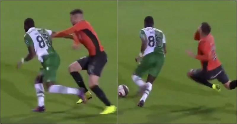 TheSunFootball's tweet photo. Everton loanee Yannick Bolasie sent off for opponent's pathetic 'Holywood' dive https://t.co/BZx8TfCB3A https://t.co/qcZekRDaly