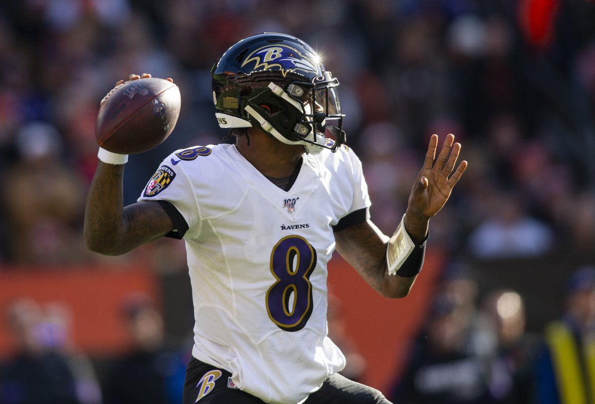 pfref's tweet photo. This is currently Lamar Jackson's 6th game this season with 3+ TDs and 0 INTs.

The only QBs to do that six times in a season are Peyton Manning, Drew Brees, Tom Brady, Aaron Rodgers, Brett Favre, and Tony Romo https://t.co/g197DLFuIZ https://t.co/wdJhZf9wbY