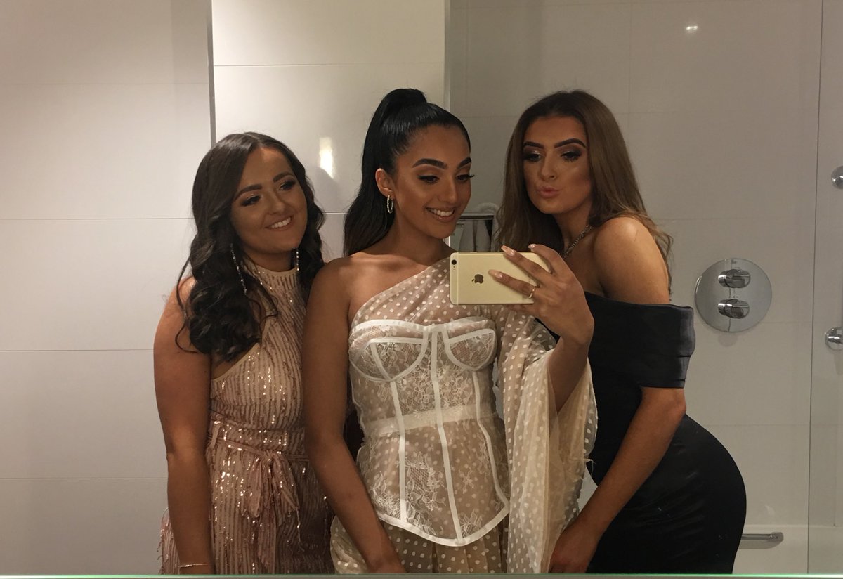 KellyDoll99's tweet photo. #DTGlitterBall 🎉🥂 https://t.co/VjVDueN3PT