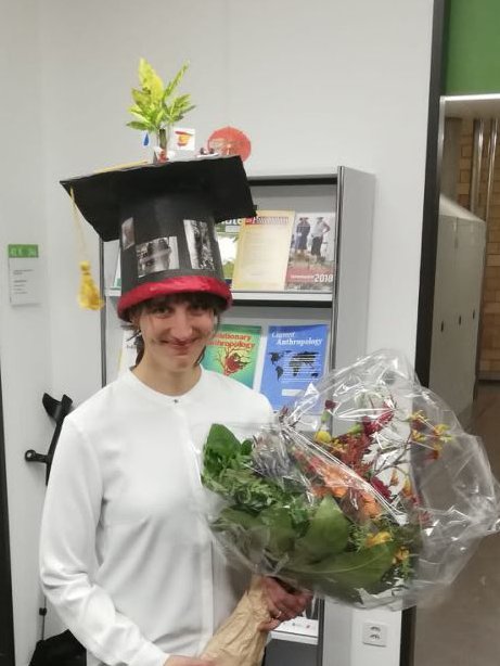caringmonkeys's tweet photo. I defended my thesis and I passed! (and got the most amazing hat!) 😊🥳🥳 Off for a truly relaxing holiday! #phdone #phdchat #defense https://t.co/OwsSpEhGZS