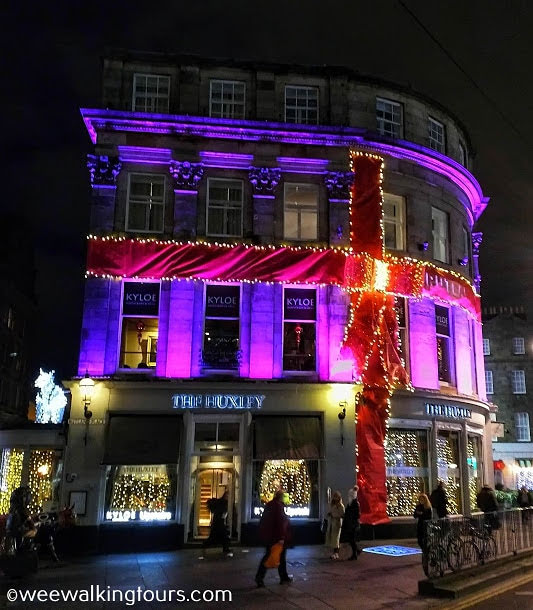 Season's greetings from #Edinburgh...where even the buildings look like presents! 😀🎁🎅🎄
All the best and good night from #Scotland!😀☃️
#WeeWalkingTours #EdinburghChristmas