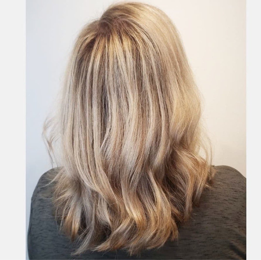 paulmitchellEB's tweet image. BLONDE ❄

Created by @ glam_by_dani
.
.
.
.
#pmtseastbay #paulmitchellstudent #paulmitchell #hair #haircolor #blondehair #blondehighlights