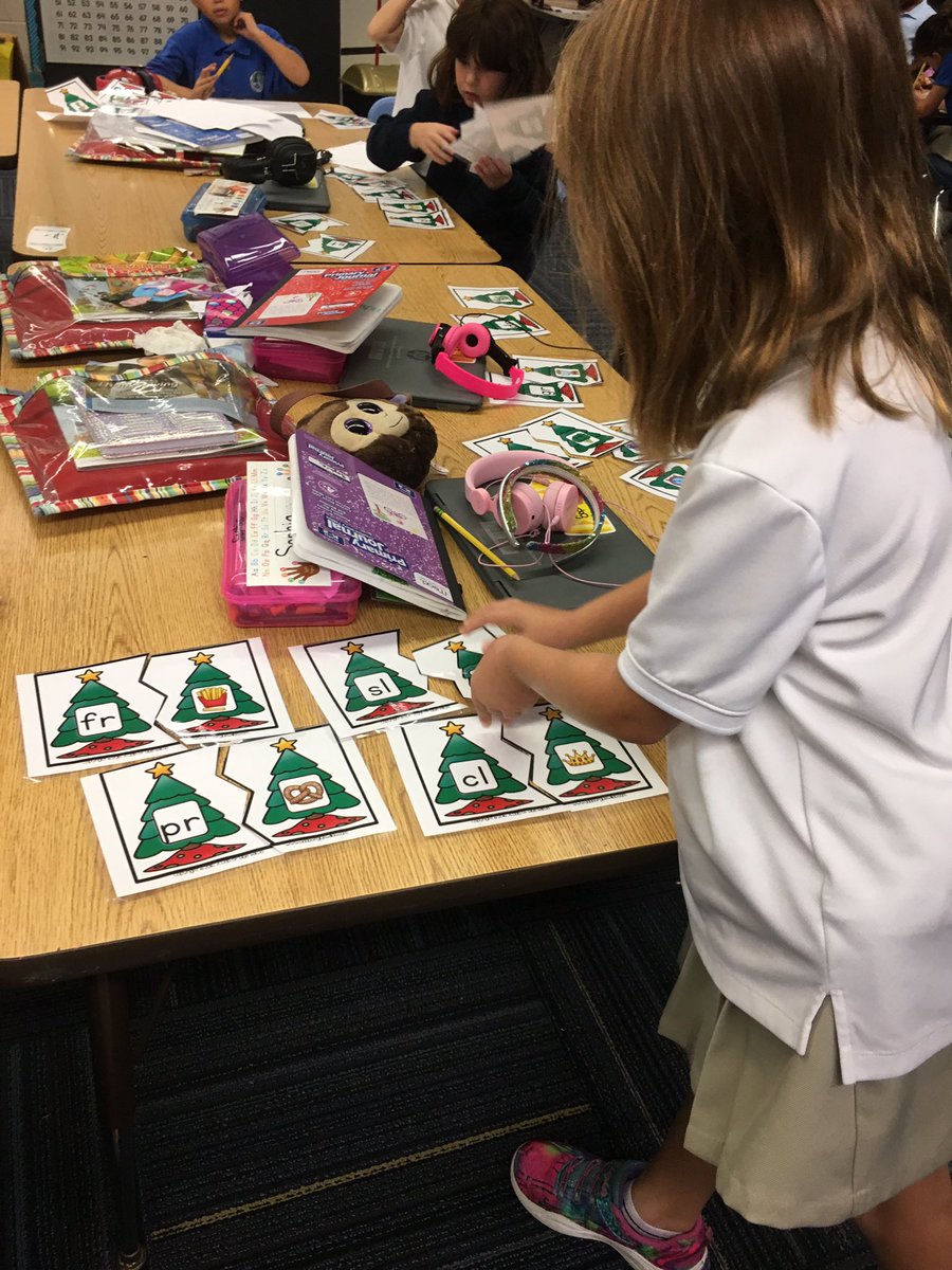 MrsLongobardi's tweet photo. Working on blends!  #elacenters #kindergarten #phonics #blends @denesaboling https://t.co/FT88dFXCOW