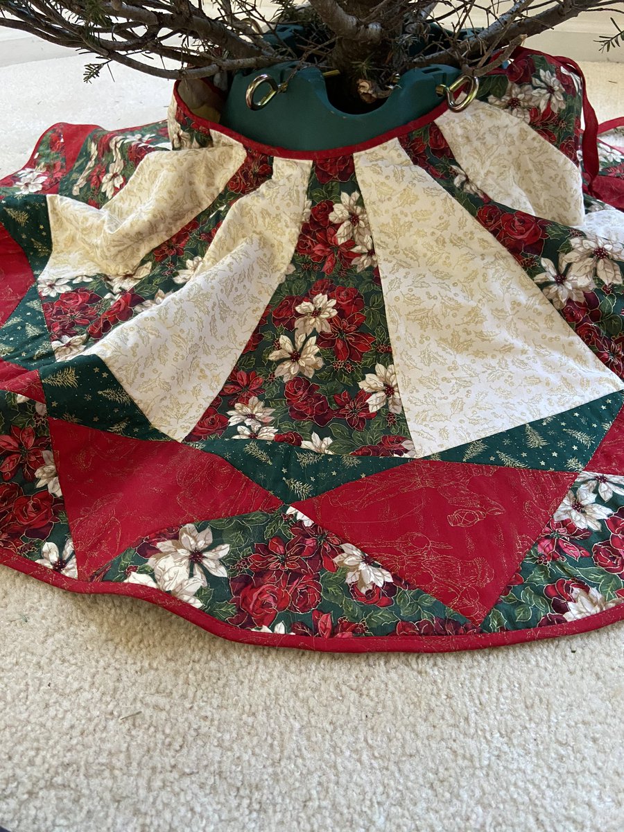 nwillisteach's tweet photo. My favorite holiday decoration will always be the tree skirt my Mom quilted. Itβs a cherished part of the holidays! #NoviHolidayBreak https://t.co/m9IQFpea0P