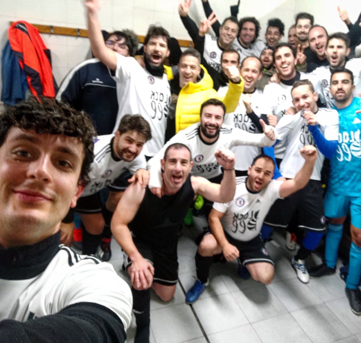 castillablackb's tweet photo. C. Black Bee 4-3 Neumáticos Nieto
Gran triunfo frente al tercer clasificado con goles de Hugo (p), Dani García, @sermaser (p) y @Estefanodimassi . https://t.co/mpMWW5LWY7