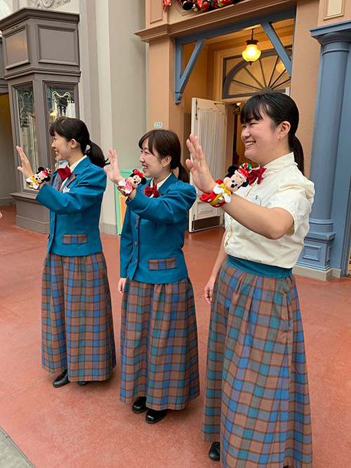 東京ディズニーリゾートpr 公式 Pa Twitter パークの中でも鈴の音が 東京ディズニーランドのパレード ディズニー クリスマス ストーリーズ では ディズニーの仲間たちが鈴の音を奏でます みなさんも パレードを見るときは鈴の音で参加してくださいね