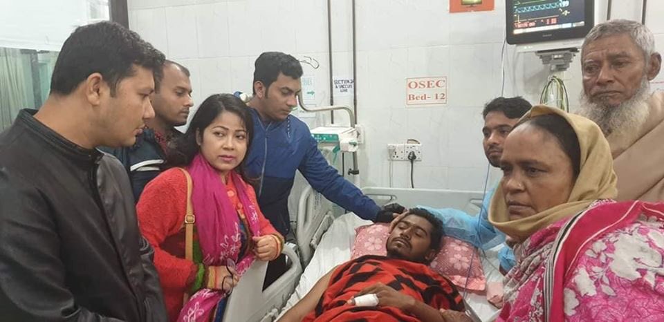 BNP76138's tweet photo. সন্ত্রাসীদের হামলায় গুর��তর আহত ডাকসু’র ভিপি নুরুল হক –নুরু কে ঢাকা মেডিকেল কলেজ হাসপাতালে দেখতে ও আহতদের চিকিৎসার খোঁজ খবর নিতে গেছেন স্বেচ্ছাসেবী সংগঠন, (অর্পণ বাংলাদেশ) প্রতিষ্ঠাতা সভাপতি ও মানবতার ফেরিওয়ালা বীথিকা বিনতে হোসাইন ভাবী। https://t.co/5elPqAFDZD