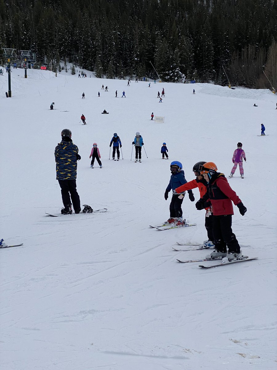 KJillRobbins's tweet photo. First day of skiing in the books! ⛷ 
@KeystoneMtn @travelingmoms #keystonemoments #sponsored #tmom https://t.co/6avGBC60HF