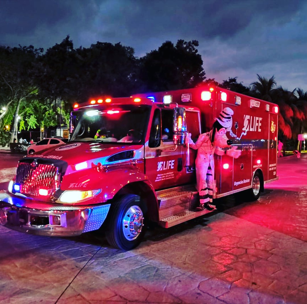 ambulife's tweet photo. LIFE Participando en el 2o desfile Navideño en Cumbres. Nos dió mucho gusto que los residentes, niños y papás conocieran una de nuestras mejores y más grandes ambulancias totalmente equipada para traslados especiales terrestres 🚑 🎄 

@gpocumbres #Navidad https://t.co/ATuwwyOmyD