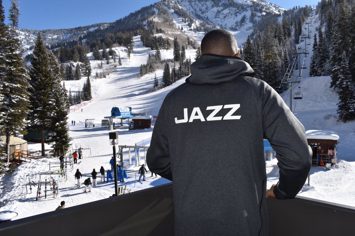 jazzteamstore's tweet photo. 🎄12 DAYS OF CHRISTMAS GIVEAWAY🎄

For the 12 Days of Christmas, we’re doing 1 giveaway a day! 

Today’s giveaway: Authentic on Court Therma Flex Showtime Hood! 

To Enter:
1️⃣Follow @jazzteamstore
2️⃣Like &amp; Retweet
3️⃣Tag a Friend
(Winner will be DM’d tomorrow) https://t.co/qeFaLTHwA7