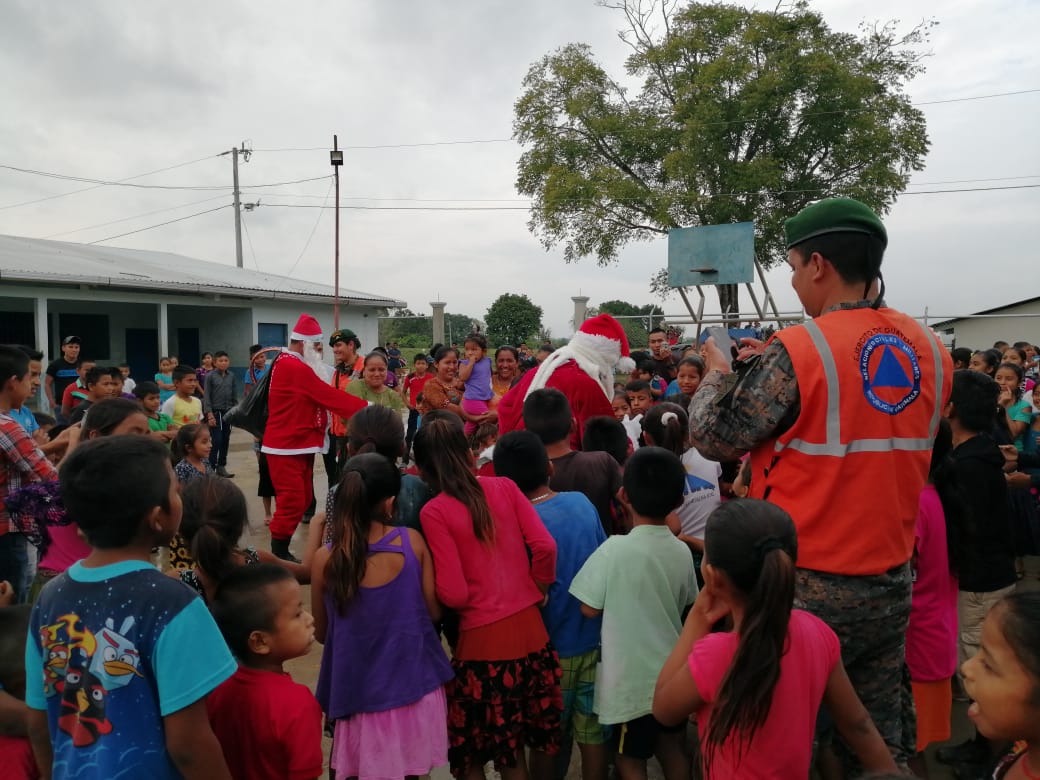 Ejercito_GT's tweet photo. #Petén | Con el objeto de compartir una sonrisa con la niñez guatemalteca en esta época de fin de año 🎄, el #EjércitoGT a través de la Brigada Especial de Operaciones de Selva entregó juguetes y realizó actividades lúdicas en el caserío La Ceiba, Sayaxché. https://t.co/qdA7Qi3zOL