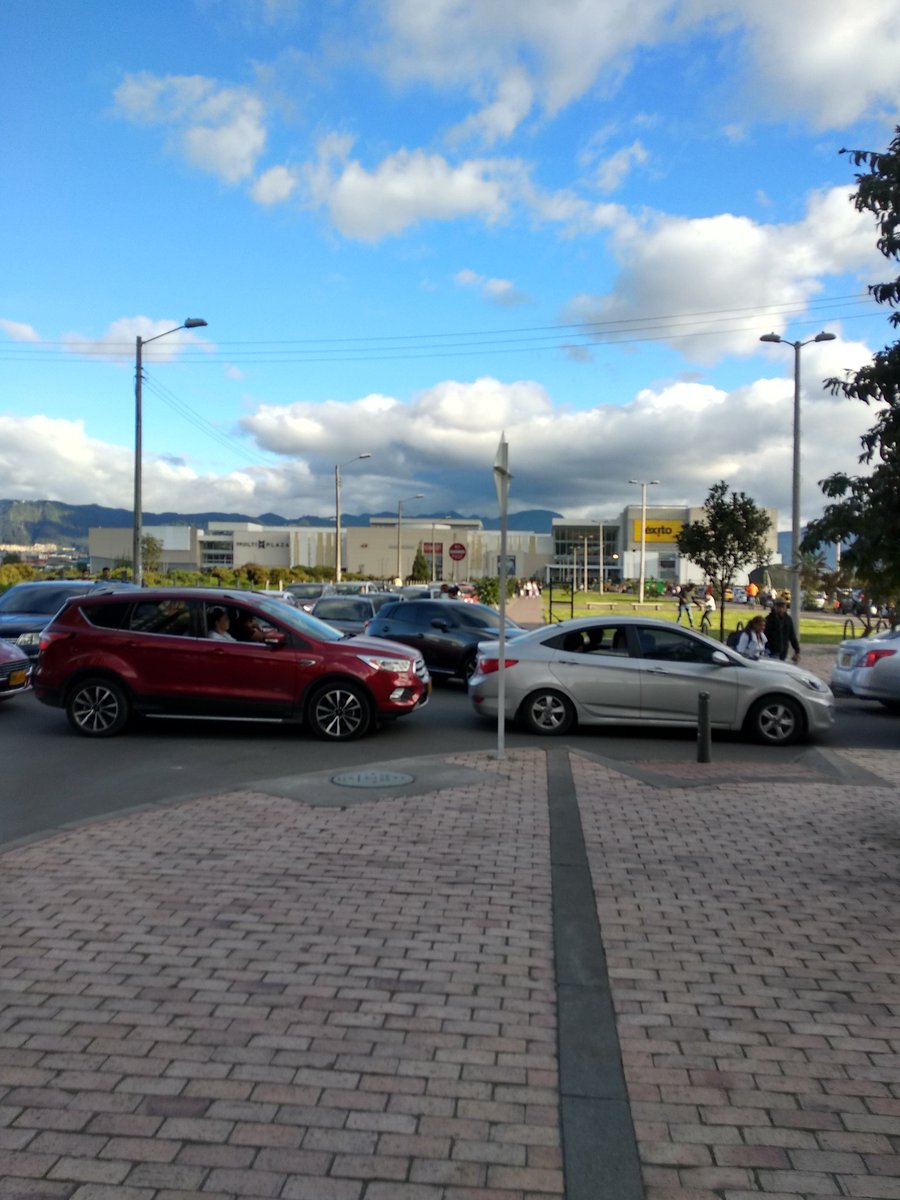 mahgblack's tweet photo. Movilidad en la felicidad colapsada por @MultiplazaBta y @SectorMovilidad que ha hecho al respecto? https://t.co/tbYQ8iXdkO