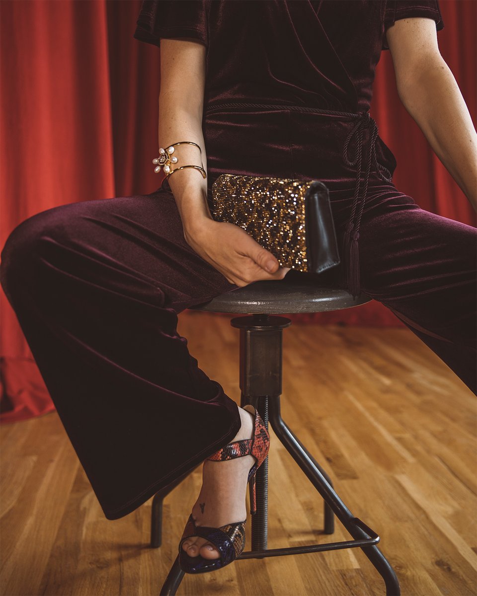 VinceCamuto's tweet photo. Give us all of the accessories! @jaclynrjohnson knows a thing or two when it comes to picking pieces that complete a look. #vincecamuto #slaytheholidays #accessorygame https://t.co/nnSqvdDMyf