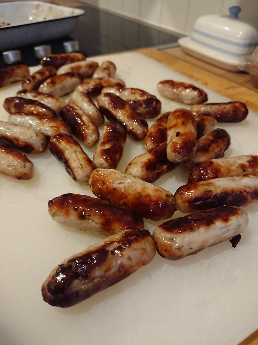 joules_the_lab's tweet photo. Xmas snacks https://t.co/Gj18KFUU6h