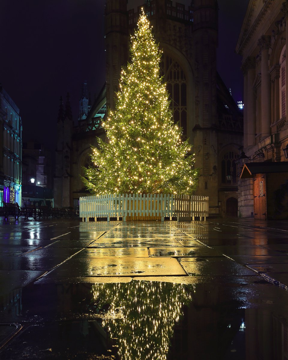 Bath at Christmas looking festive #bath #bathtree #christmastree #bathabbey #bathatnight <a href="/WeLoveBath/">Love Bath</a>