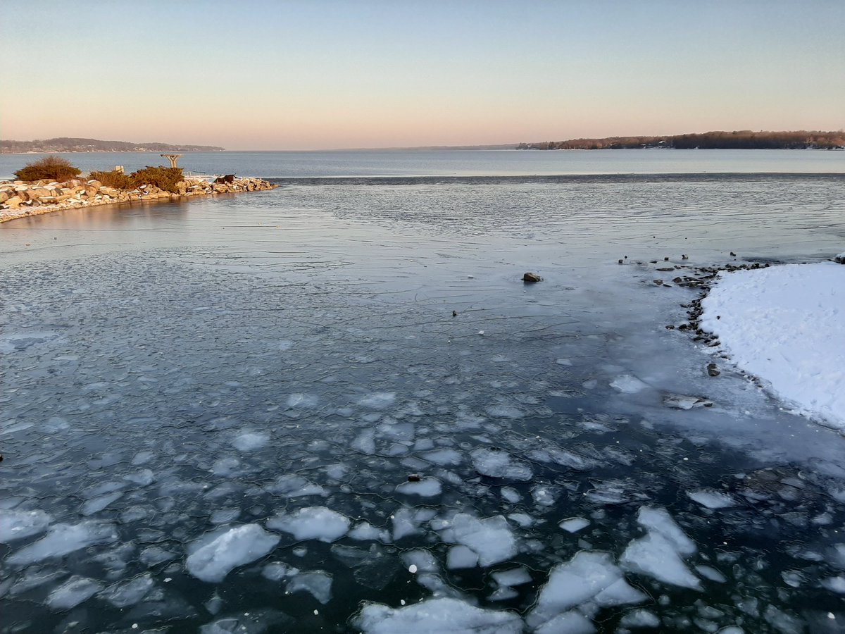 watkinsangelat's tweet photo. It's starting to freeze ♥️ Love this time of year and how beautiful the waterfront looks #winterishere #kempenfeltbay #loveourcity #beautifulbarrie @cityofbarrie @tourismbarrie https://t.co/IFR7T1nXnF