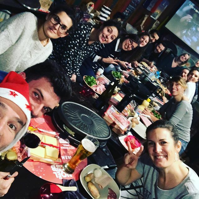 VandBRochefort's tweet photo. 🤗🤗 les moments simples sont souvent les meilleurs 😚
#partageurdebonsments #vandb #vandbrochefort #rochefortocean #racletteparty #repasdefindannee #raclette #fromage #charcuterie #noel #espritdequipe https://t.co/jb3E4AI2XR