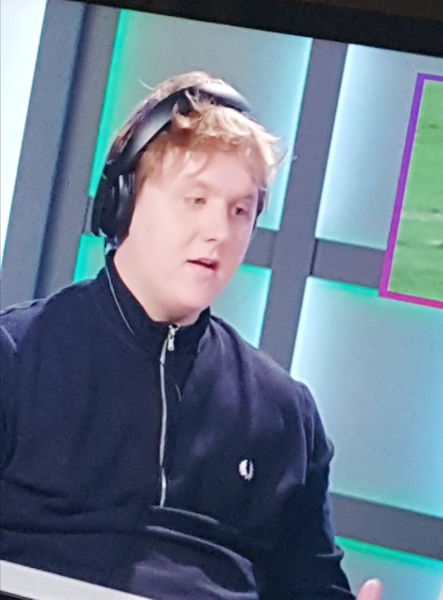SassenachAlba_1's tweet photo. My 14 yo says "Mom you like that Lewis Capaldi?" 
me: Yes !
son: here ya go...
Did a thing on his phone and then pow... #LewsiCapaldi is on the tv.
😢😢😢 my son is gonna make some girl so happy one day cause he pays attention. https://t.co/oBbeBGnu1g